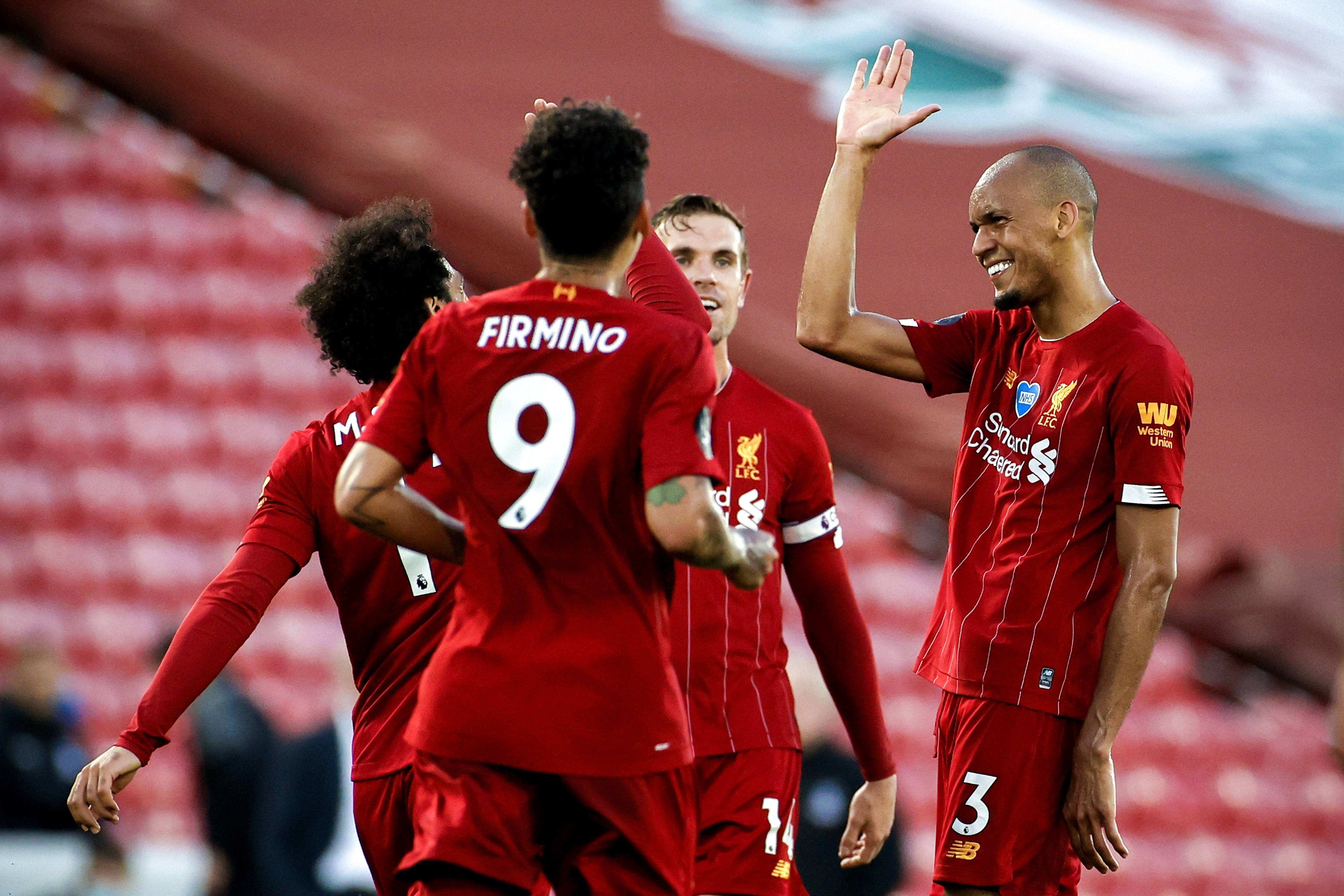 曼联仍然显 曼联仍然显